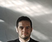 El pianista Saavedra realizó sus estudios en la Universidad de Costa Rica