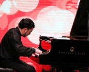 Esteban Álvarez es un joven pianista que inició sus estudios desde muy temprana edad