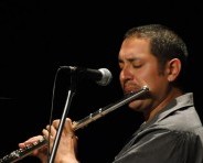 Túpac Amarulloa interpreta la flauta traversa y el dax tenor
