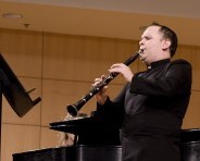El clarinetista Luis Víquez realiza sus estudios de Doctorado en Música con énfasis en Dirección Orquestal en el Conservatorio de Música de la Universidad de Missouri, Kansas City