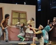 El teatro, la música y la danza se combinan en la obra Las Fisgonas de Paso Ancho 