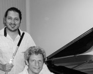 Este dúo integrado en el año 2014, explora la música con el fin de lograr una combinación carismática entre la flauta traversa y el piano