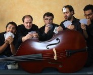 Está conformado por Jorge Alvarado (piano), Fabrizio Barquero (guitarra), Pedro García (contrabajo), Juan Carlos Martínez (violín) y Héctor Murillo (acordeón). 