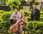 El Trío Entrecuerdas está conformado por José Andrés Valerio (violín), Beatriz Rojas Vázquez (violoncello) e Izmael Pacheco (piano). 
