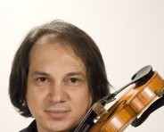 Luca Ciarla comenzó con la interpretación del violín y el piano a los ocho años.  