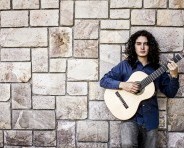  Óscar Jiménez se graduó con honores en la carrera de Música con énfasis en Guitarra de la  Universidad de Costa Rica.  