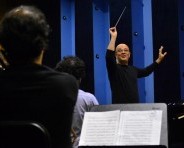 Eddie Mora dirige la Orquesta Sinfónica de Heredia