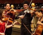 El grupo está conformado por Eva Trigueros y Gustavo Arauz en el violín; Naamán Muñoz, viola y Catalina Calderón, cello. 
