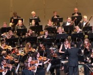 Orquesta y al Coro de Cámara de la Universidad del Norte de Alabama en Teatro al Mediodía