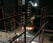 Los andamios instalados en el escenario del Teatro