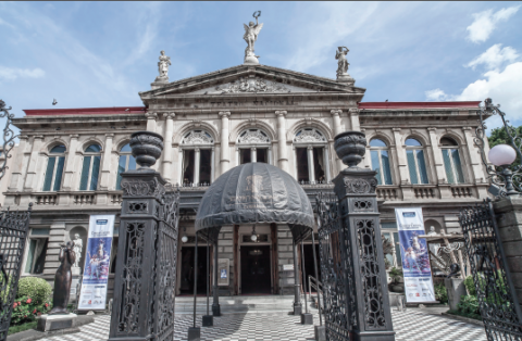 El Teatro Nacional de Costa Rica alberga más de 300 funciones al año.
