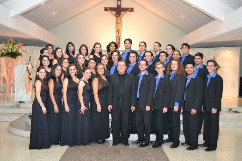 El coro Intermezzo se fundó en el  año 2000 y  lo dirige  el Maestro David Ramírez.