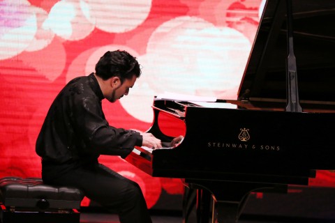 Esteban Álvarez es un joven pianista que inició sus estudios desde muy temprana edad