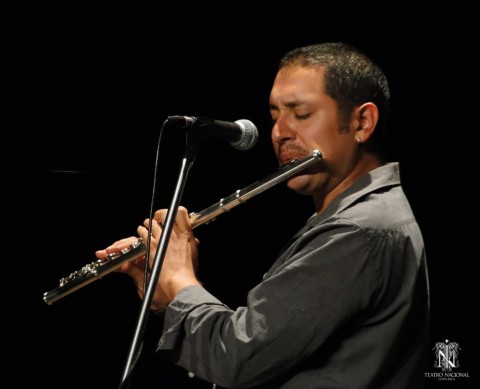 Túpac Amarulloa interpreta la flauta traversa y el dax tenor
