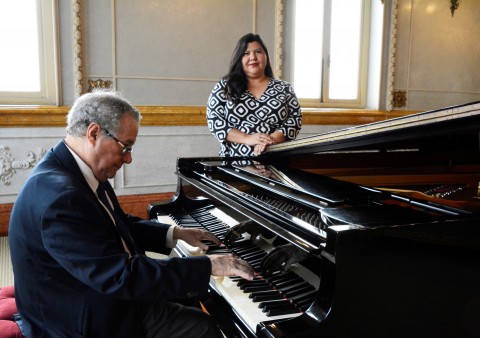 Canciones del Mundo, a cargo de la soprano  Anayanci Quirós y el pianista José Francisco Víquez.  