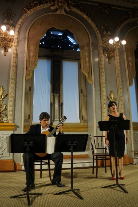 Dúo Simbiosis, conformado por la mezzosoprano Marcela Alfaro y el guitarrista Felipe Solís.
