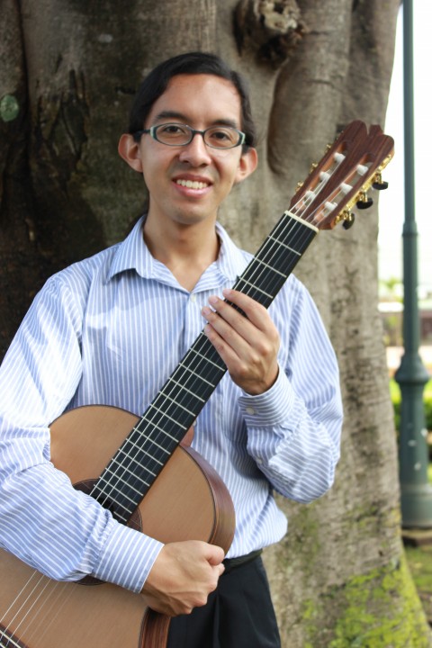 Quimbayo es un ejecutante formal de la guitarra clásica, con inclinación hacia la interpretación y la enseñanza del instrumento.