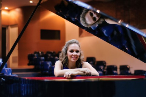 Alina Calderón inició su carrera en la Cátedra Principal de Piano del Instituto Superior de Artes. 