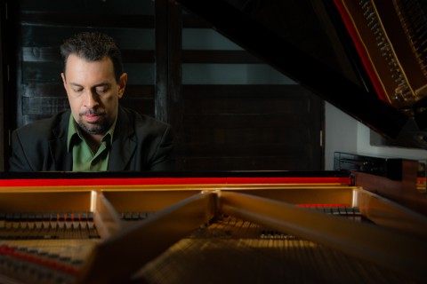 El pianista costarricense Manuel Matarrita realizó sus estudios musicales en  la Universidad de Costa Rica.