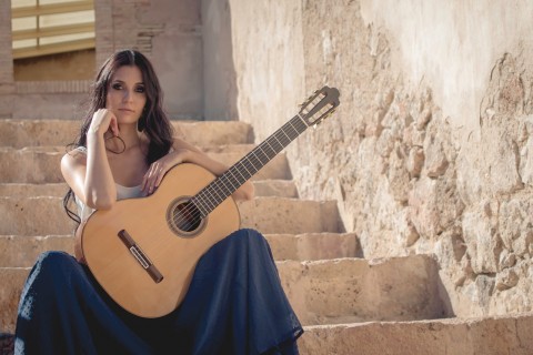 Isabel Martínez comienza a tocar la guitarra a los siete años de edad en el Conservatorio de Música de Cartagena (España) 