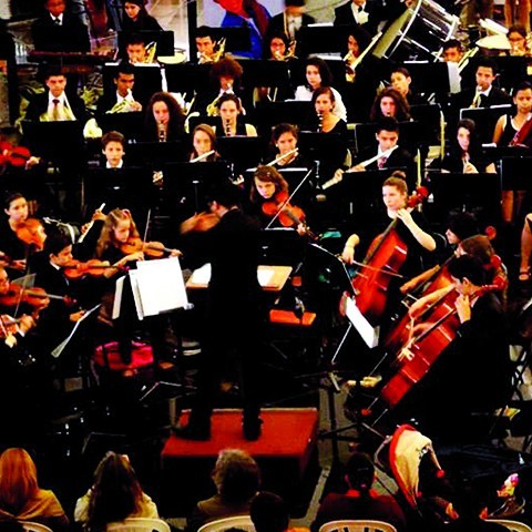 La Orquesta Sinfónica Infantil es dirigida por Ernesto Gallardo Corrales y está compuesta por 90 integrantes.