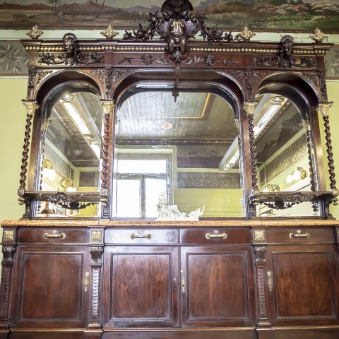 Mueble grande con espejo (antiguo café de señoras)