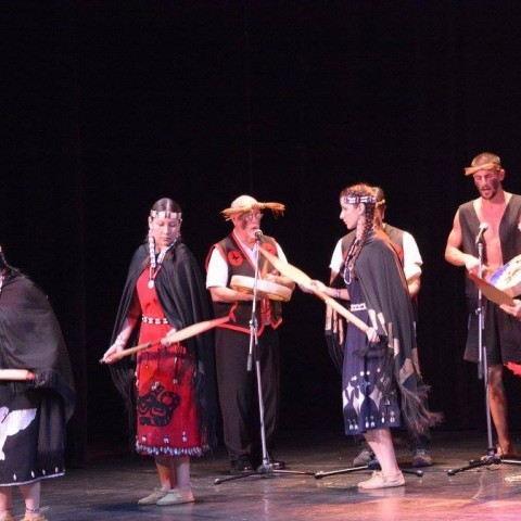 Grupo de danzas indígenas Makah de los Estados Unidos