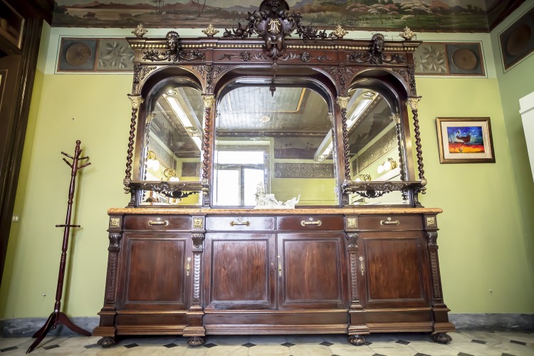 Mueble grande con espejo (antiguo café de señoras)